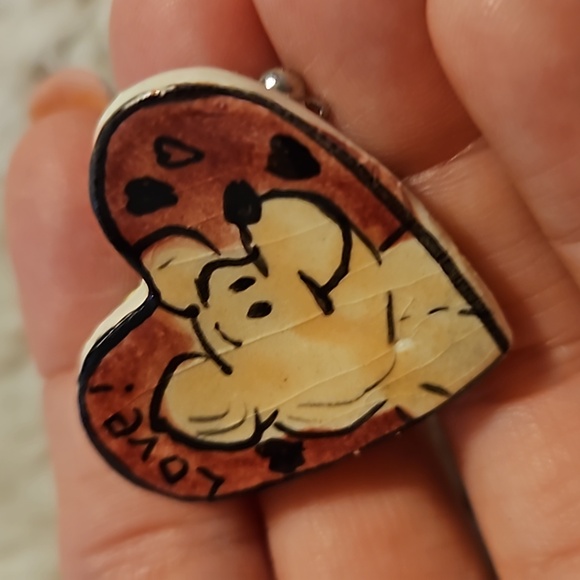 #0081 Heart shaped bear brooch/pin Winnie The Pooh?? - Picture 2 of 3